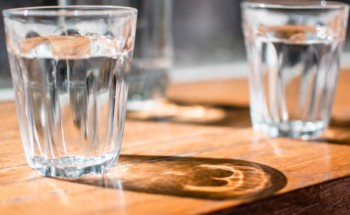 Beber água em jejum previne e trata doenças? A ciência diz que não
