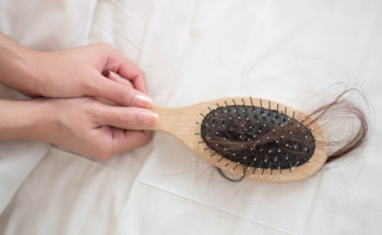Óleos essenciais podem travar queda de cabelo? Depende da situação e há poucos estudos a comprová-lo￼