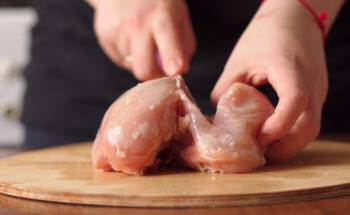 Sim, lavar o frango antes de o cozinhar pode ser perigoso para a saúde