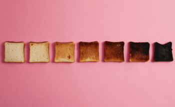 Sim, deve evitar comer um pão muito torrado ou a parte carbonizada de um bife