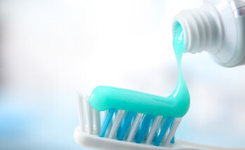 Os dentes devem ser escovados antes ou depois do pequeno-almoço? A evidência científica não é conclusiva￼