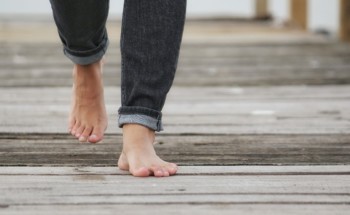 Andar descalço causa gripe? A ciência diz que não é bem assim