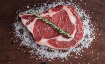 Consumo em excesso de carnes vermelhas e carnes processadas pode causar cancro no intestino?