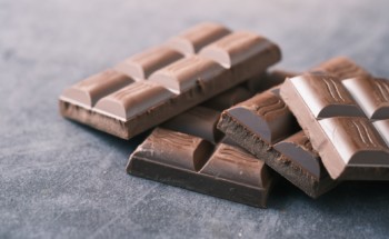 Comer chocolate causa acne? A ciência ainda não chegou a um consenso