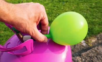 Inalar gás hélio de um balão faz mal à saúde?