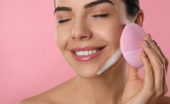 A febre das “Foreo”. Escovas de limpeza facial danificam a pele? Como usar?