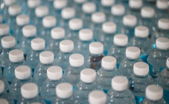 As garrafas de água de plástico libertam substâncias cancerígenas quando são reutilizadas? Não é verdade