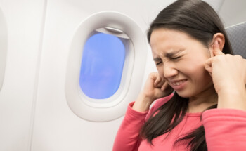 Porque é que os ouvidos entopem e doem no avião? Como atenuar os sintomas?