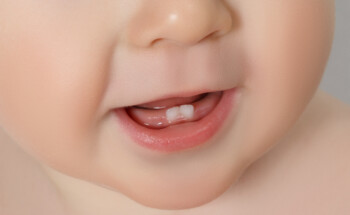 Pôr um ovo junto ao berço do bebé alivia dores de nascimento dos dentes?