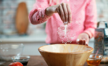 Trocar o sal comum por sal iodado tem benefícios?