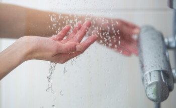Banho gelado de 30 segundos ajuda a emagrecer? E tem riscos?