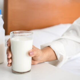 Beber leite à noite ajuda a dormir melhor?