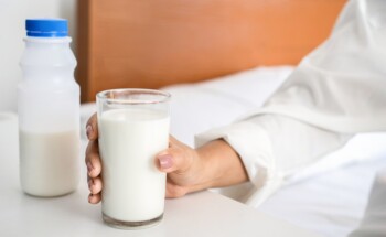 Beber leite à noite ajuda a dormir melhor?