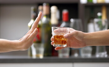 Homeopatia trata o alcoolismo? Quais os riscos de adotar este tipo de estratégias?