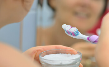 Escovar os dentes com bicarbonato de sódio diariamente pode danificar o esmalte?