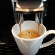 Café curto tem mais cafeína do que o cheio?