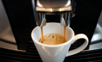 Café curto tem mais cafeína do que o cheio?