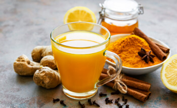 “Shots de imunidade”. Bebida de curcuma, limão e gengibre fortalece o sistema imunitário?