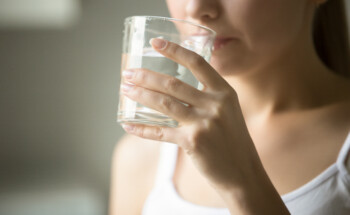 Beber água à refeição engorda?
