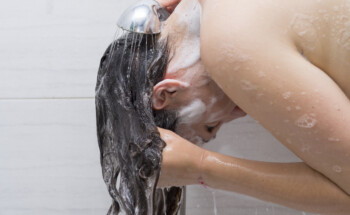 Lavar o cabelo de cabeça para baixo acelera o crescimento capilar?