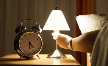 Dormir de luz acesa faz mal à saúde? Quais os riscos?