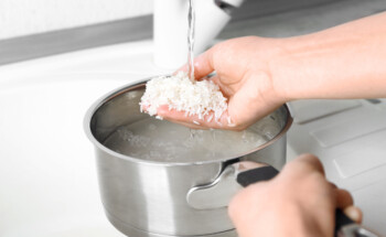 Deve lavar o arroz antes de o cozinhar por causa “dos pesticidas”? Especialistas respondem