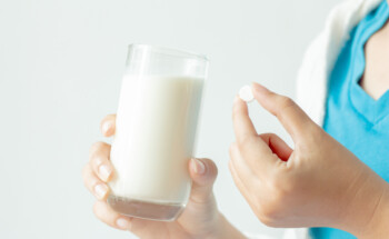 Nunca se pode tomar medicamentos com leite, sumos ou chás?