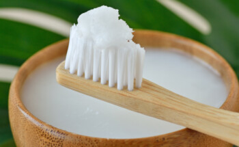 É recomendável usar óleo de coco para “branquear os dentes”?