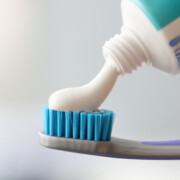 Flúor nas pastas de dentes é venenoso e prejudicial à saúde?