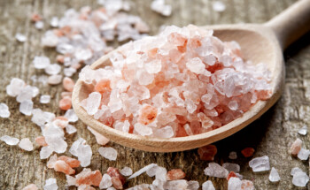 Trocar o sal comum por sal rosa dos Himalaias tem benefícios para a saúde?