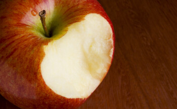 Comer uma maçã desperta mais do que beber um café? 