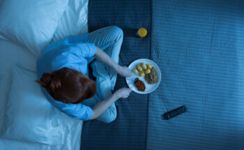 Comer antes de dormir faz mal? Porquê?