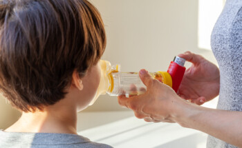 A asma surge sempre na infância?