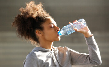 Só devemos beber água quando temos sede?
