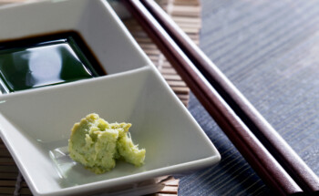 Pasta de wasabi mata todas as bactérias do peixe cru?