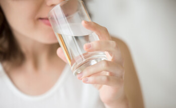 Beber água alcalina previne ou cura o cancro?