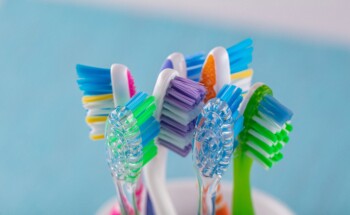 Com que frequência deve trocar de escova de dentes?
