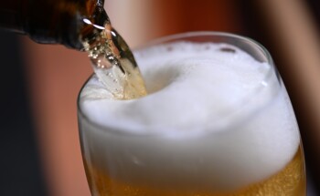 Beber cerveja causa aumento dos seios nos homens?