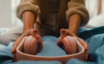 Ouvir música ou podcasts antes de dormir ajuda ou prejudica o sono?