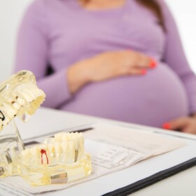 A gravidez enfraquece os dentes e causa cáries?