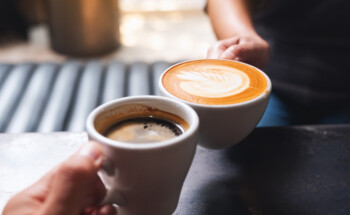 Beber café pode escurecer os dentes? 
