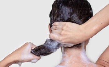 Deve evitar prender o cabelo molhado?