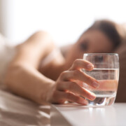 Beber água antes de dormir reduz o risco de enfarte?