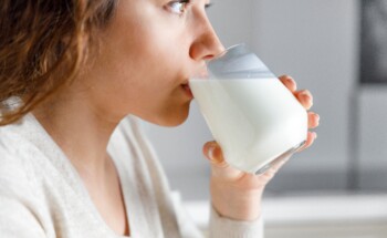 Beber leite causa pedras nos rins?