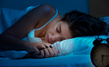 “Poção do sono” Mistura de mel, sal e óleo de coco faz adormecer num minuto?