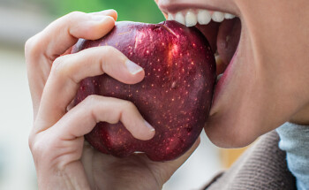 É melhor comer fruta antes ou depois das refeições?