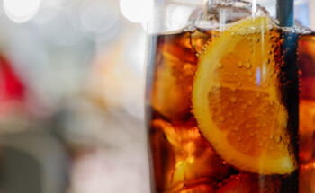 Misturar Coca Cola e rodelas de limão produz benzeno?