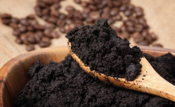 Esfoliar a pele com borras de café trata a celulite?