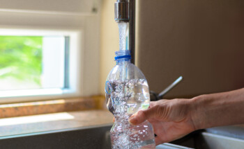 Reutiliza garrafas de água descartáveis? Conheça os riscos