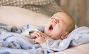 O bebé dorme mal? Quais os riscos e o que fazer